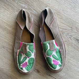 EUC Ariat Cactus Slip ons Size 10